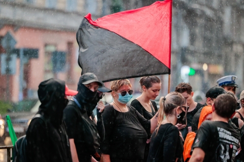 Odpalone race i cztery osoby zatrzymane - kolejny dzień protestu przed wrocławskim komisariatem - 10