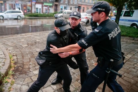 Odpalone race i cztery osoby zatrzymane - kolejny dzień protestu przed wrocławskim komisariatem - 11