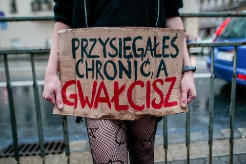 Odpalone race i cztery osoby zatrzymane - kolejny dzień protestu przed wrocławskim komisariatem - 12