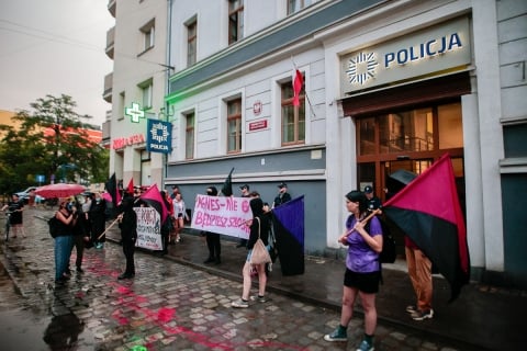 Odpalone race i cztery osoby zatrzymane - kolejny dzień protestu przed wrocławskim komisariatem - 14
