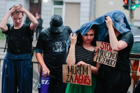Odpalone race i cztery osoby zatrzymane - kolejny dzień protestu przed wrocławskim komisariatem - 16