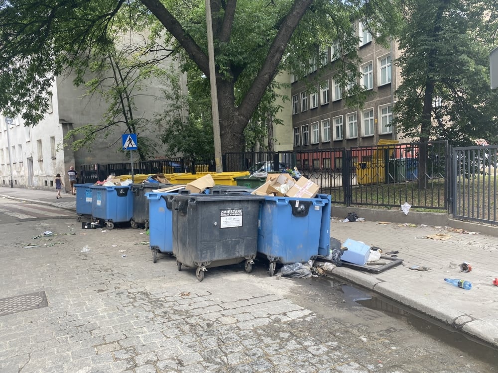 Przepełnione kosze, śmieci na chodniku. Po remoncie przy Niemcewicza wciąż brudno - fot. RW