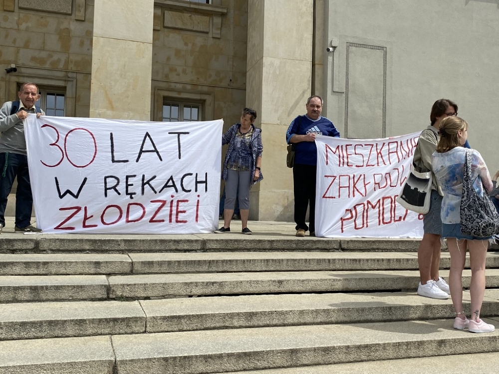 Przed Urzędem Wojewódzkim we Wrocławiu protestują lokatorzy mieszkań zakładowych - fot. Jakub Dworzecki