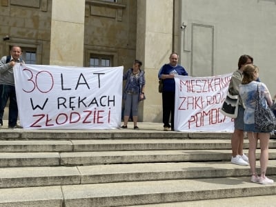 Przed Urzędem Wojewódzkim we Wrocławiu protestują lokatorzy mieszkań zakładowych