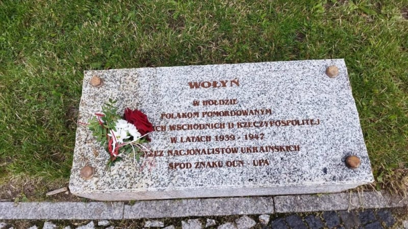 W Jeleniej Górze odsłonięto pomnik upamiętniający Rzeź Wołyńską, ofiary Syberii i Katynia - fot. P. Słowiński