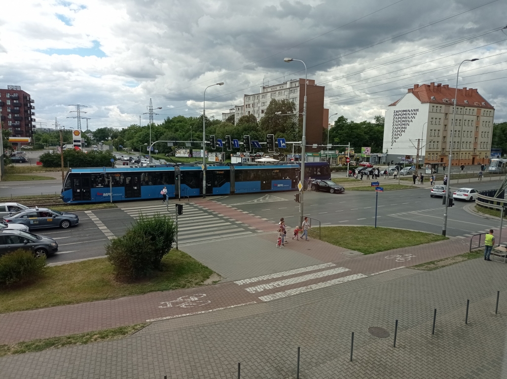 Uwaga, kierowcy! Kolizja samochodu z tramwajem na ul. Legnickiej - fot. Michał Zawisza Woyczyński