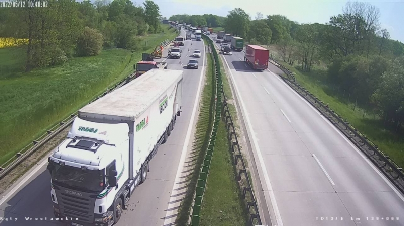 Ciężarówka wypadała z drogi. Utrudnienia na autostradzie A4 - fot. kamery GDDKiA