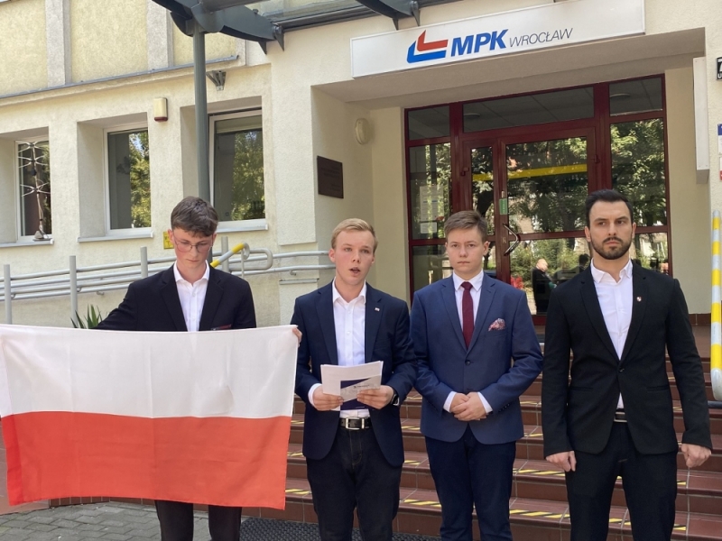 Młodzieżówka Konfederacji nie chce ukraińskich flag na pojazdach MPK - fot. Jakub Dworzecki