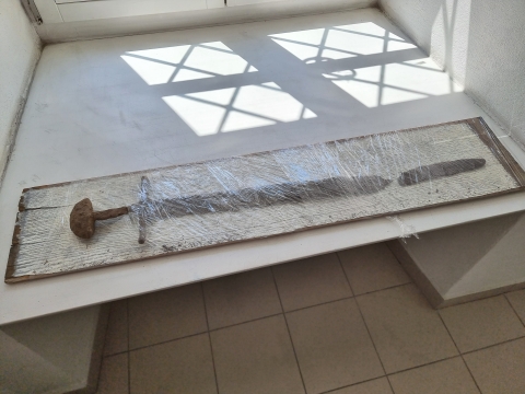 Niezwykłe rzadkie odkrycie w Lewinie Kłodzkim. Znaleziono miecz z XI-wieku [ZDJĘCIA] - 5
