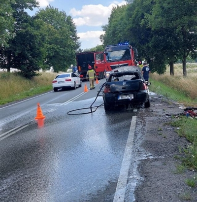 Utrudnienia na trasie Kłodzko - Nowa Ruda. Zapalił się samoch&oacute;d