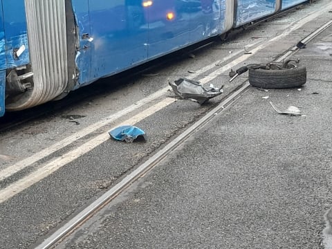 Kolizja autobusu, osobówki i tramwaju we Wrocławiu [ZOBACZ] - 0