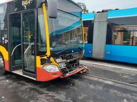 Kolizja autobusu, osobówki i tramwaju we Wrocławiu [ZOBACZ] - 1