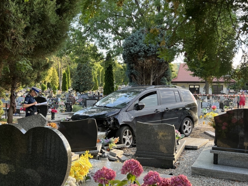 Sobótka: Kobieta zasłabła i staranowała autem ogrodzenie cmentarza [ZDJĘCIA] - fot. Aleksander Ogrodnik