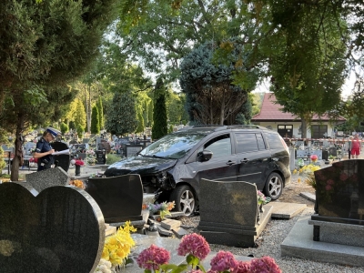 Sobótka: Kobieta zasłabła i staranowała autem ogrodzenie cmentarza [ZDJĘCIA]