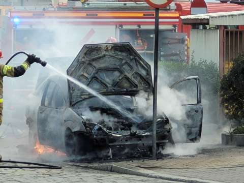 Wrocław: Pożar samochodu na placu Staszica  - 1