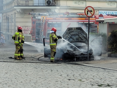 Wrocław: Pożar samochodu na placu Staszica  - 4