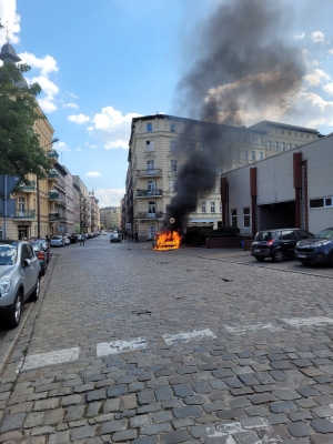 Wrocław: Pożar samochodu na placu Staszica  - 3