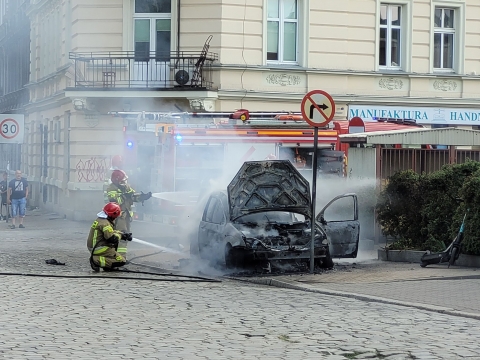 Wrocław: Pożar samochodu na placu Staszica  - 5