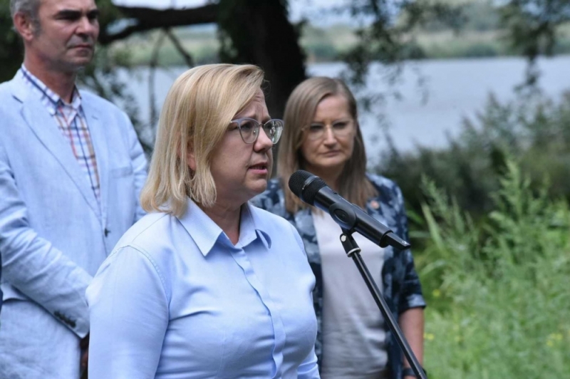 Minister Moskwa: cel to sprawdzenie, co doprowadziło do pojawienia się w Odrze gatunku "złotej algi" - fot. Twitter @MKiS_GOV_PL