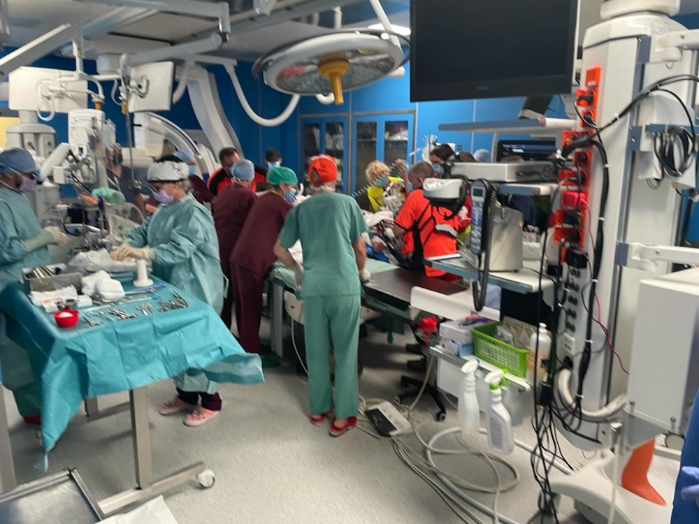 W Norwegii nie chcieli zrobić mu przeszczepu serca, więc wyleczą go we Wrocławiu - fot. Mateusz Rakowski Koordynator ds Transplantacji Serca Uniwersyteckiego Szpitala Klinicznego we Wrocławiu i Miłosz Raszek Koordynator ds Transportu Medycznego Uniwersyteckiego Szpitala Klinicznego we Wrocławiu