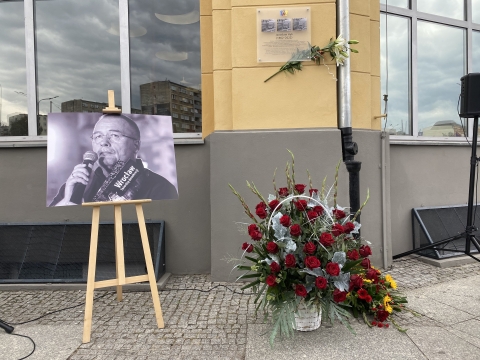 Wrocław: Odsłonięto tablicę upamiętniającą Jarosława Hyka - 1