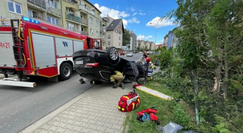 Wrocław: Wypadek na Muchoborze Wielkim. Dachowało auto - fot. Rada Osiedla Muchobór Wielki