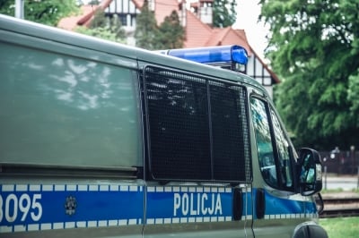 Ktoś podrzucił beczki z nieznaną substancją w Stanisławowie. Policja szuka sprawcy