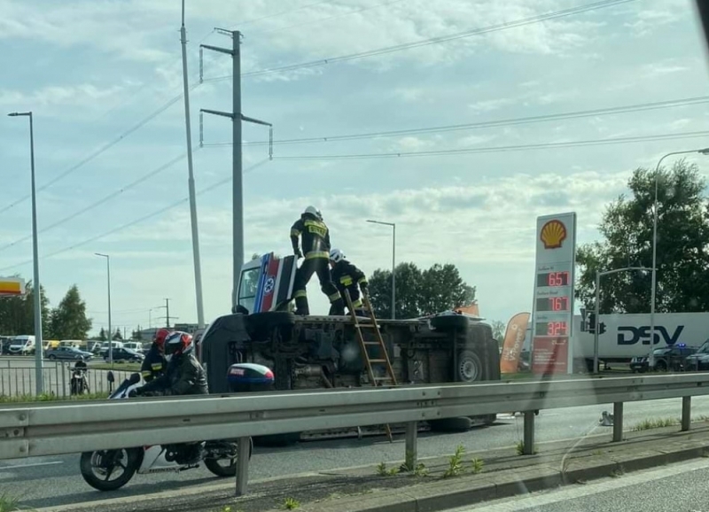 Uwaga, kierowcy! W Długołęce przewróciła się karetka - fot. użyczone