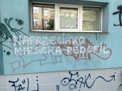 "W tej okolicy mieszka ksiądz - pedofil" - aktywiści ostrzegają sąsiadów na murach pl. Grunwaldzkiego [ZDJĘCIA]