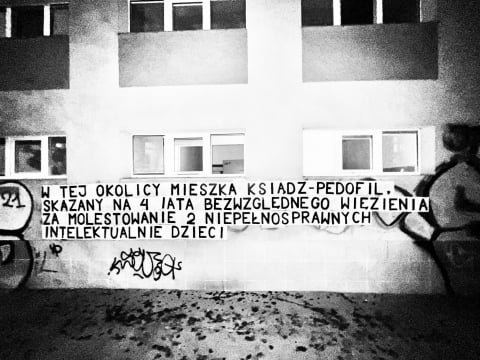 "W tej okolicy mieszka ksiądz - pedofil" - aktywiści ostrzegają sąsiadów na murach pl. Grunwaldzkiego [ZDJĘCIA] - 0