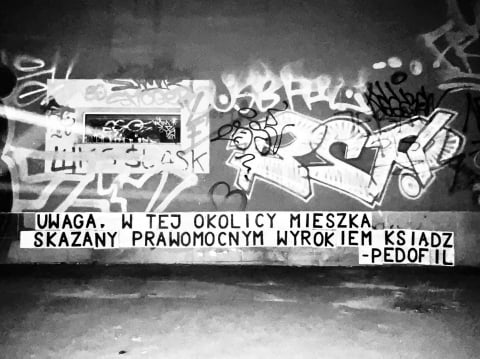 "W tej okolicy mieszka ksiądz - pedofil" - aktywiści ostrzegają sąsiadów na murach pl. Grunwaldzkiego [ZDJĘCIA] - 1
