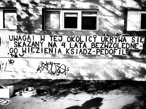 "W tej okolicy mieszka ksiądz - pedofil" - aktywiści ostrzegają sąsiadów na murach pl. Grunwaldzkiego [ZDJĘCIA] - 2