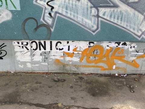 "W tej okolicy mieszka ksiądz - pedofil" - aktywiści ostrzegają sąsiadów na murach pl. Grunwaldzkiego [ZDJĘCIA] - 3