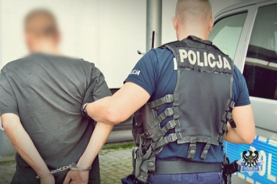 Był kompletnie pijany i dźgnął nożem swojego brata. Pokł&oacute;cili się o... kanapkę