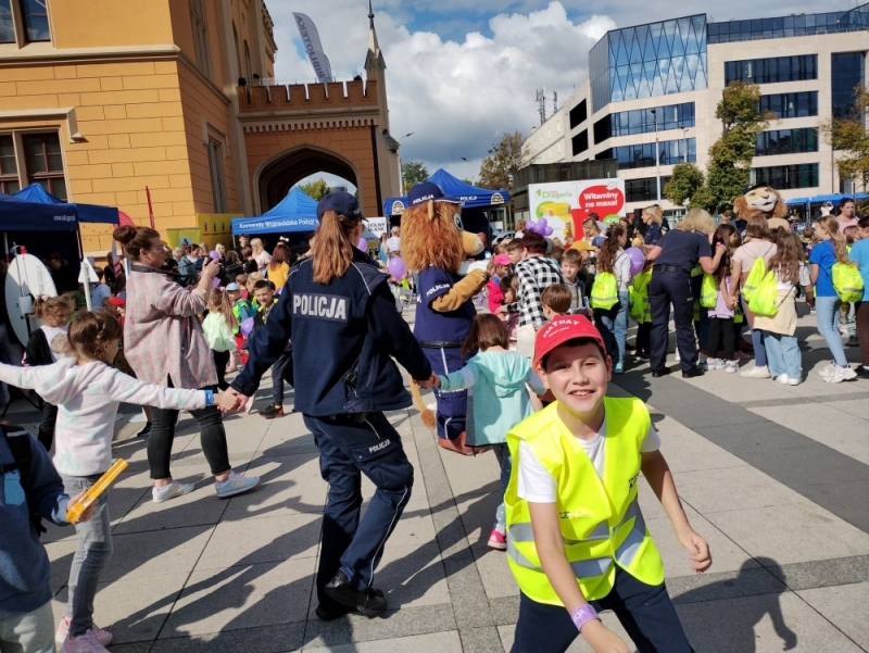 Policjanci pokazali dzieciom jak bezpiecznie zachować się na drodze  - fot. Jakub Ciołko