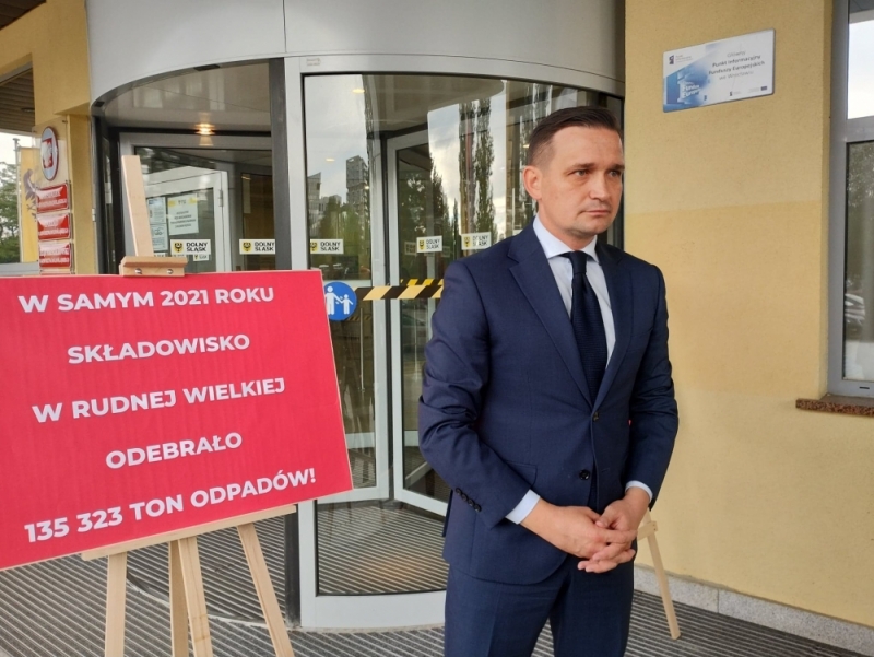 Posłowie KO mówią o zaniedbaniach ws. składowiska odpadów w Rudnej Wielkiej - fot. Jakub Ciołko