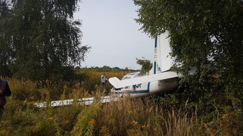 Awaryjne lądowanie awionetki w Lubinie. Jedna osoba została poszkodowana - fot. Andrzej Andrzejewski