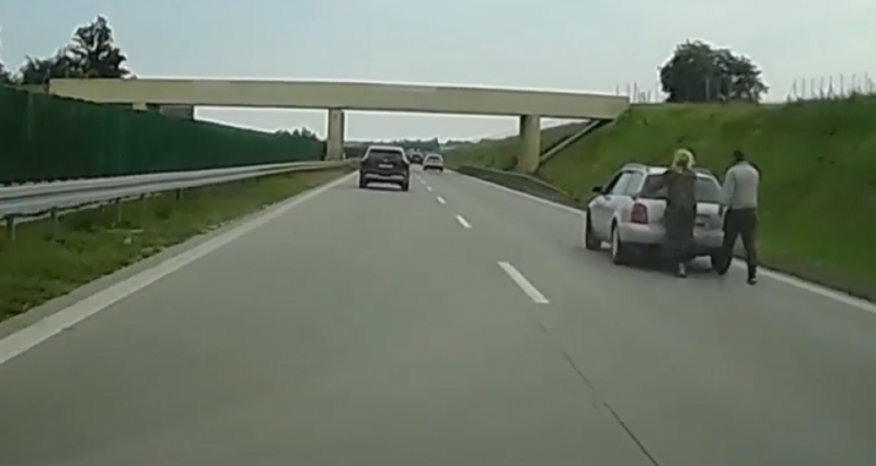 Niebezpiecznie na autostradzie A4. Kierowca pchał samochód (FILM) - fot. Kadr z nagrania/ Facebook Stop Cham