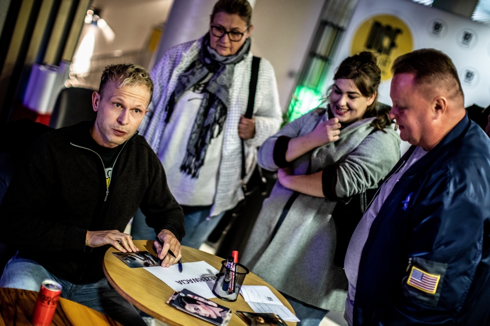 Piotr Trojan: Kiedy płaczesz 14 godzin na planie lub śmiejesz się, bijesz, to ciało pracuje z tymi emocjami i ciężko jest zasnąć - fot. Tobiasz Papuczys