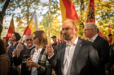 Samorządowcy z całej Polski protestują w Warszawie. Nie chcą ciemności dla swoich mieszkańc&oacute;w