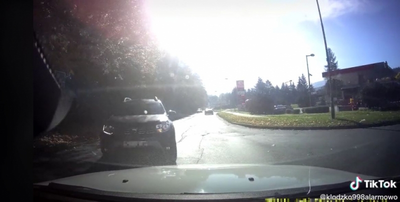 Czołowe zderzenie na drodze. O krok od tragedii [FILM] - fot. TikTok @klodzko998alarmowo