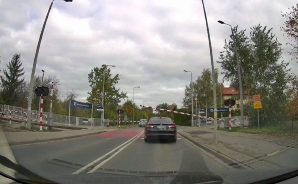 Kolejny kierowca wjechał "pod szlaban" [FILM] - https://gfycat.com/