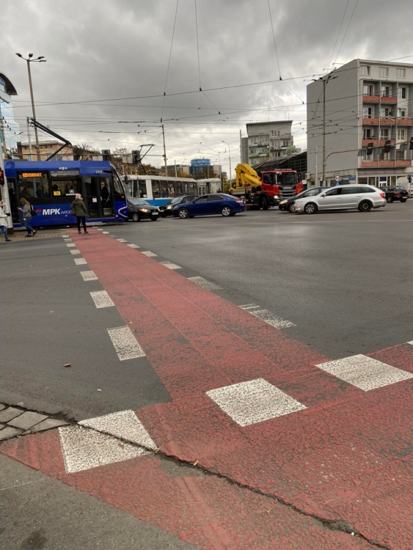Wrocław: Wykolejenie tramwaju na placu Legionów  - Fot. Agnieszka Maziak