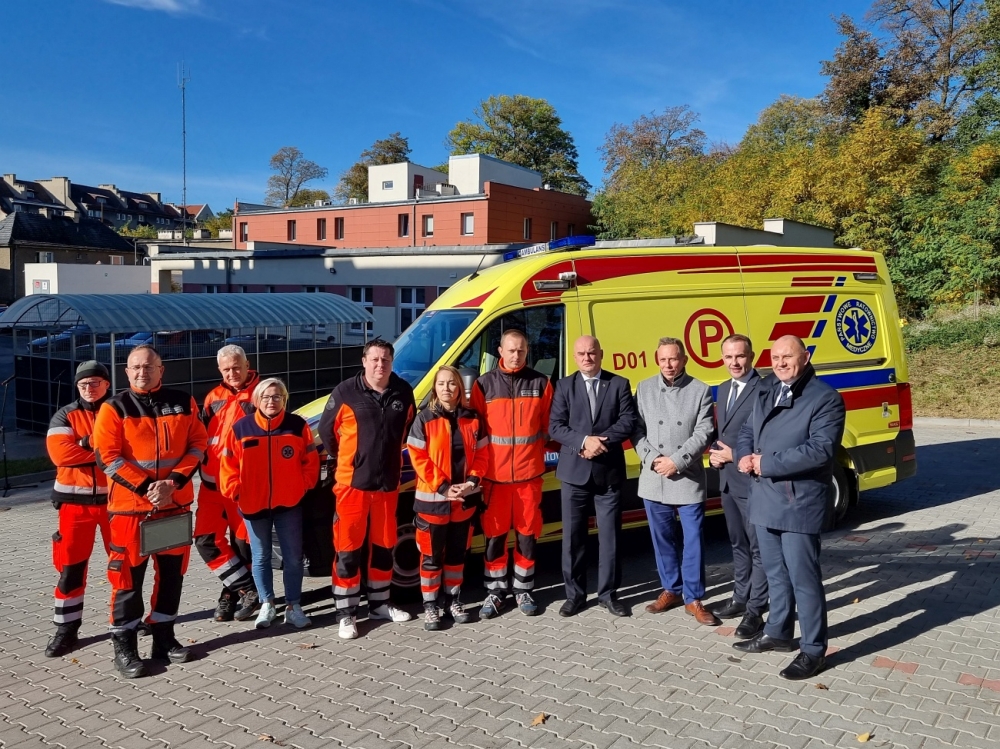 Nowy ambulans zasilił flotę pogotowia ratunkowego przy dzierżoniowskim szpitalu powiatowym - fot. Bartosz Szarafin