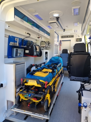 Nowy ambulans zasilił flotę pogotowia ratunkowego przy dzierżoniowskim szpitalu powiatowym - 0
