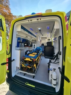 Nowy ambulans zasilił flotę pogotowia ratunkowego przy dzierżoniowskim szpitalu powiatowym - 1