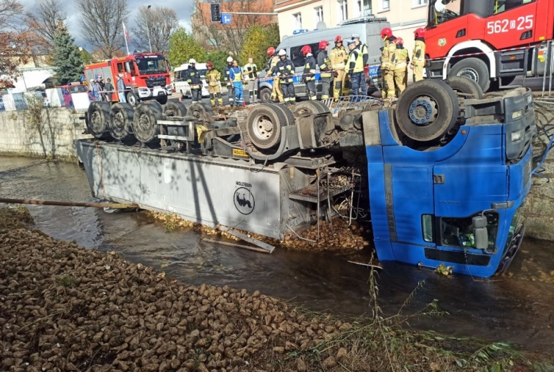 Strzegom: Ciężarówka przewożąca buraki wpadła do rzeki  - fot. nadesłane do redakcji Radia Wrocław