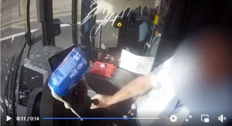 Wrzucił do autobusu puszkę z napojem gazowanym - fot. kadr z monitoringu MPK
