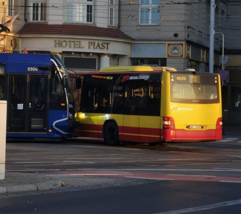 Wrocław: Kolizja tramwaju z autobusem - fot. Słuchacze