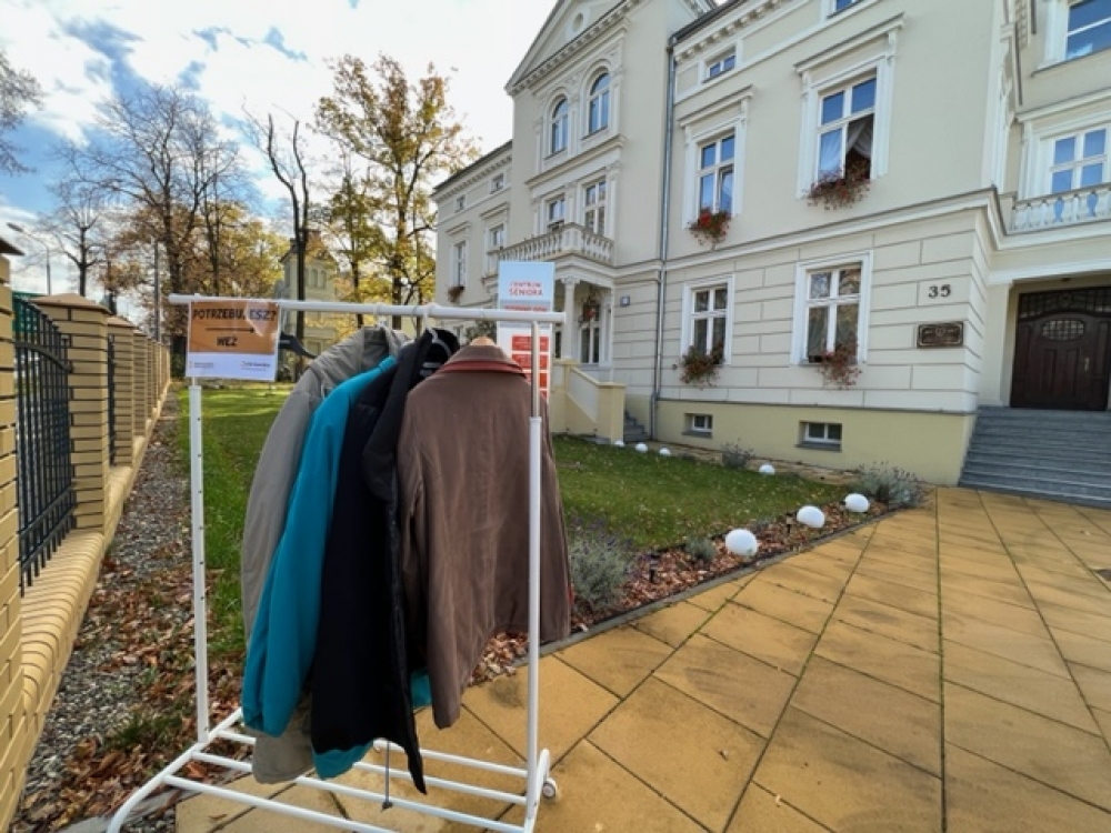 "Potrzebujesz? Weź!" W Dzierżoniowie czekają ciepłe ubrania dla potrzebujących  - fot: Aleksander Ogrodnik